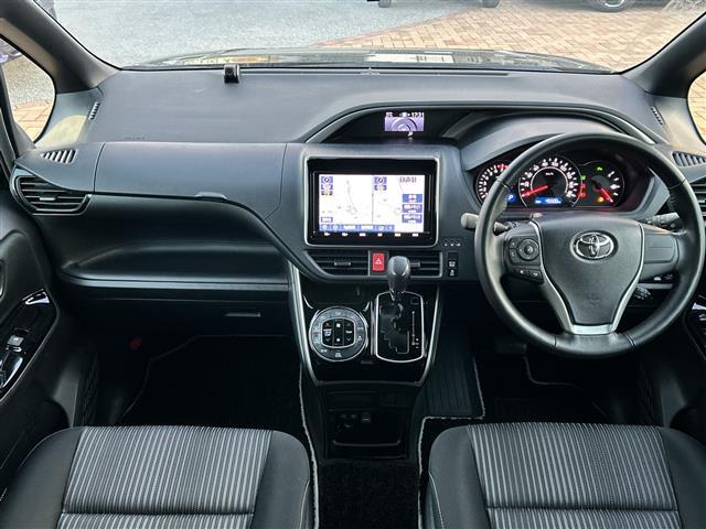 ヴォクシー ＺＳ　煌ＩＩ　純正ナビ　バックカメラ　ＥＴＣ　ドライブレコーダー　両側パワスラ　衝突被害軽減システム　コーナーセンサー　フリップダウンモニター　リアロールサンシェード　パドルシフト　ＴＶ　Ｂｌｏｏｔｏｏｔｈ（2枚目）