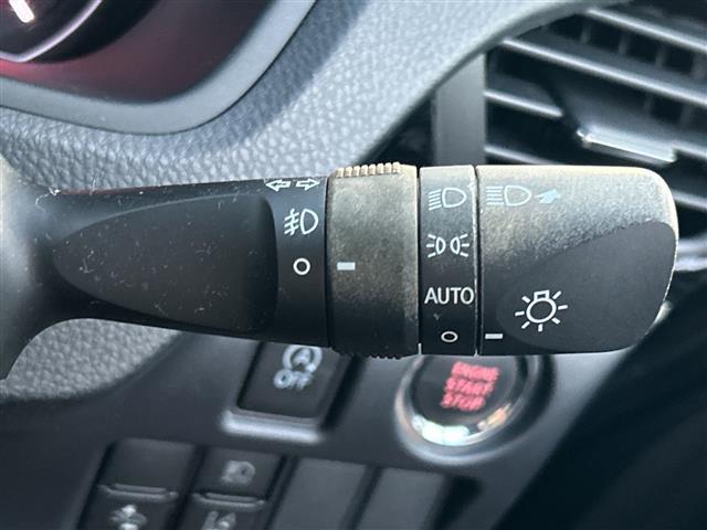 ヴォクシー ＺＳ　煌ＩＩ　純正ナビ　バックカメラ　ＥＴＣ　ドライブレコーダー　両側パワスラ　衝突被害軽減システム　コーナーセンサー　フリップダウンモニター　リアロールサンシェード　パドルシフト　ＴＶ　Ｂｌｏｏｔｏｏｔｈ（8枚目）