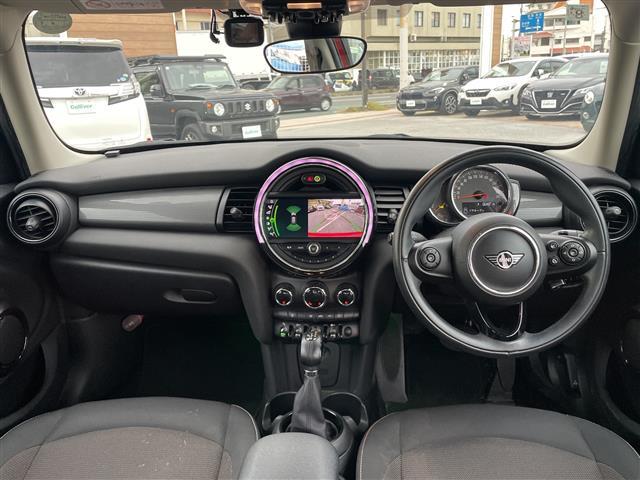 ＭＩＮＩ クーパーＤ　内地仕入　ナビ　Ｂｌｕｅｔｏｏｔｈ　バックカメラ　コーナーセンサー　１５インチアルミホイール　スマートキー　ＬＥＤヘッドライト　フォグライト　純正ドライブレコーダー（前後タイプ）　ステアリングスイッチ（2枚目）
