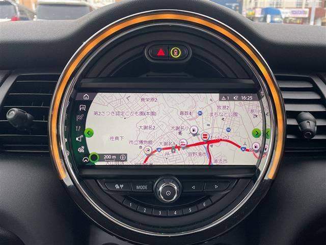 ＭＩＮＩ クーパーＤ　内地仕入　ナビ　Ｂｌｕｅｔｏｏｔｈ　バックカメラ　コーナーセンサー　１５インチアルミホイール　スマートキー　ＬＥＤヘッドライト　フォグライト　純正ドライブレコーダー（前後タイプ）　ステアリングスイッチ（3枚目）