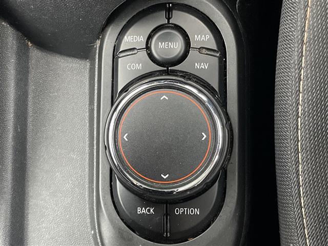 ＭＩＮＩ クーパーＤ　内地仕入　ナビ　Ｂｌｕｅｔｏｏｔｈ　バックカメラ　コーナーセンサー　１５インチアルミホイール　スマートキー　ＬＥＤヘッドライト　フォグライト　純正ドライブレコーダー（前後タイプ）　ステアリングスイッチ（5枚目）