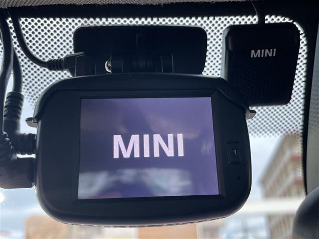 ＭＩＮＩ クーパーＤ　内地仕入　ナビ　Ｂｌｕｅｔｏｏｔｈ　バックカメラ　コーナーセンサー　１５インチアルミホイール　スマートキー　ＬＥＤヘッドライト　フォグライト　純正ドライブレコーダー（前後タイプ）　ステアリングスイッチ（6枚目）