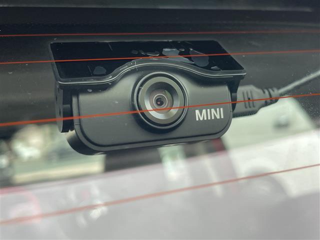 ＭＩＮＩ クーパーＤ　内地仕入　ナビ　Ｂｌｕｅｔｏｏｔｈ　バックカメラ　コーナーセンサー　１５インチアルミホイール　スマートキー　ＬＥＤヘッドライト　フォグライト　純正ドライブレコーダー（前後タイプ）　ステアリングスイッチ（7枚目）