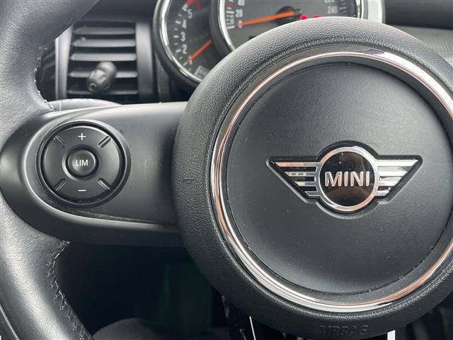 ＭＩＮＩ クーパーＤ　内地仕入　ナビ　Ｂｌｕｅｔｏｏｔｈ　バックカメラ　コーナーセンサー　１５インチアルミホイール　スマートキー　ＬＥＤヘッドライト　フォグライト　純正ドライブレコーダー（前後タイプ）　ステアリングスイッチ（8枚目）