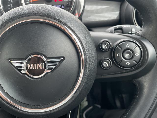 ＭＩＮＩ クーパーＤ　内地仕入　ナビ　Ｂｌｕｅｔｏｏｔｈ　バックカメラ　コーナーセンサー　１５インチアルミホイール　スマートキー　ＬＥＤヘッドライト　フォグライト　純正ドライブレコーダー（前後タイプ）　ステアリングスイッチ（9枚目）