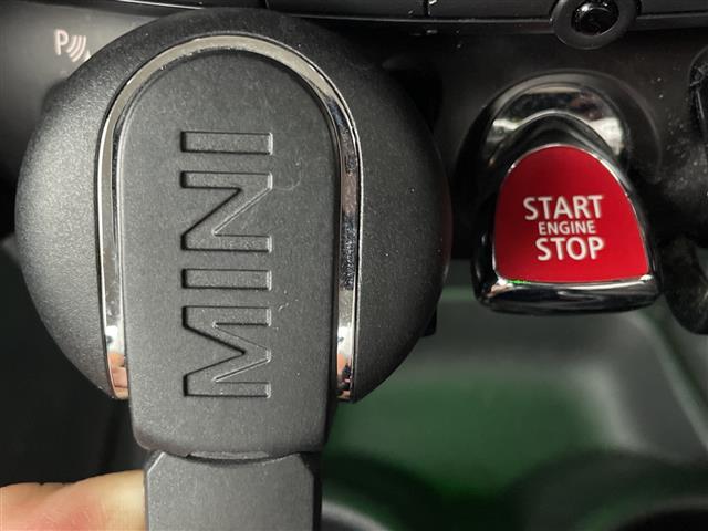ＭＩＮＩ クーパーＤ　内地仕入　ナビ　Ｂｌｕｅｔｏｏｔｈ　バックカメラ　コーナーセンサー　１５インチアルミホイール　スマートキー　ＬＥＤヘッドライト　フォグライト　純正ドライブレコーダー（前後タイプ）　ステアリングスイッチ（11枚目）