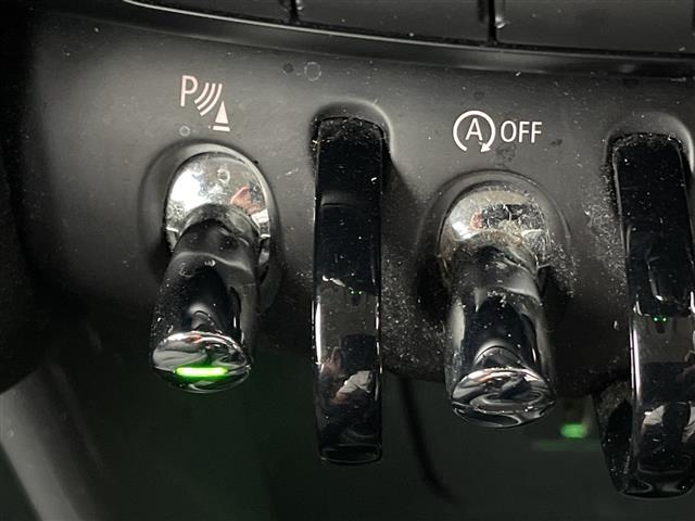 ＭＩＮＩ クーパーＤ　内地仕入　ナビ　Ｂｌｕｅｔｏｏｔｈ　バックカメラ　コーナーセンサー　１５インチアルミホイール　スマートキー　ＬＥＤヘッドライト　フォグライト　純正ドライブレコーダー（前後タイプ）　ステアリングスイッチ（13枚目）