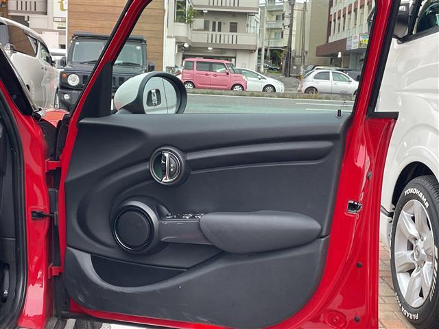 ＭＩＮＩ クーパーＤ　内地仕入　ナビ　Ｂｌｕｅｔｏｏｔｈ　バックカメラ　コーナーセンサー　１５インチアルミホイール　スマートキー　ＬＥＤヘッドライト　フォグライト　純正ドライブレコーダー（前後タイプ）　ステアリングスイッチ（27枚目）