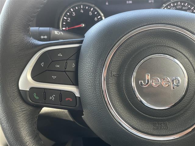 【　ステアリングスイッチ　】手元のスイッチでナビ操作が可能です。非常に便利な機能です。取り付けのナビによってはオプション設定となっております。