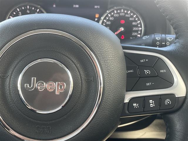 【　ステアリングスイッチ　】手元のスイッチでナビ操作が可能です。非常に便利な機能です。取り付けのナビによってはオプション設定となっております。