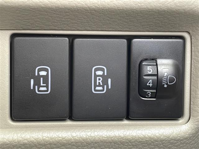 【　両側パワースライドドア　】小さなお子様でもボタンひとつで楽々乗り降り出来ます♪駐車場で両手に荷物を抱えている時もボタンひとつで自動で開いてくれますので、ご家族でのお買い物にとっても便利な装備です♪