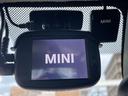 ＭＩＮＩ クーパーＤ　内地仕入　ナビ　Ｂｌｕｅｔｏｏｔｈ　バックカメラ　コーナーセンサー　１５インチアルミホイール　スマートキー　ＬＥＤヘッドライト　フォグライト　純正ドライブレコーダー（前後タイプ）　ステアリングスイッチ（6枚目）