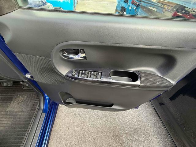 パワーウィンドウのスイッチですよ。運転席に居ながら窓を開け閉めのコントロールできますよ。