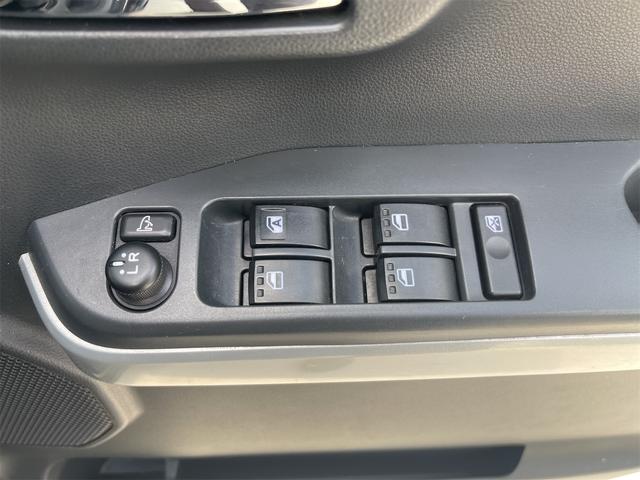 パワーウィンドウのスイッチですよ。運転席に居ながら窓を開け閉めのコントロールできますよ。