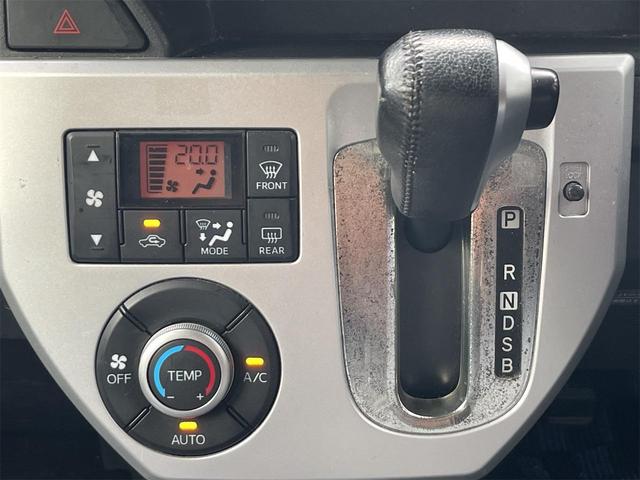 必ず使用するシフトレバー。確りと確認したいですね。