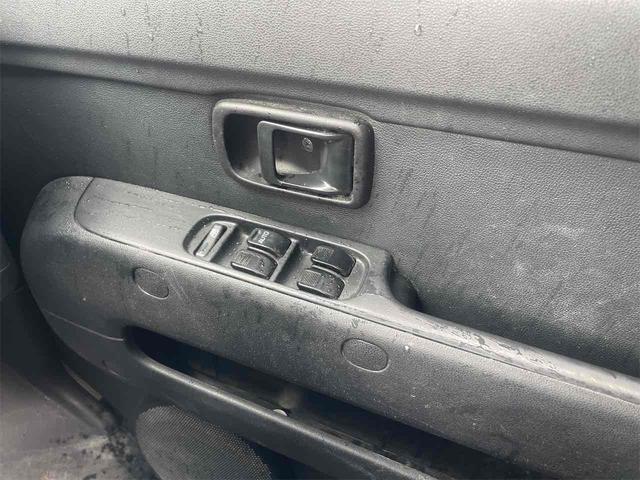 パワーウィンドウのスイッチですよ。運転席に居ながら窓を開け閉めのコントロールできますよ。