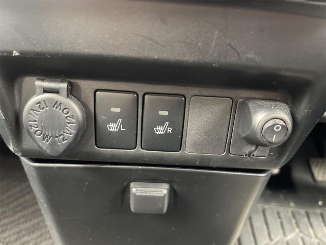 冬場や夏場はシートの心地が優れませんよね。上記のような課題をシートヒーターが解決します。どんなときでも快適にドライブが楽しめますね。