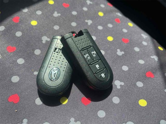 スマートキーシステム＆プッシュエンジンスタートシステム、エンジン始動・停止をワンタッチで行え、キーのロックまでドアノブに触れる事でワンタッチ操作で行うことが出来ます☆