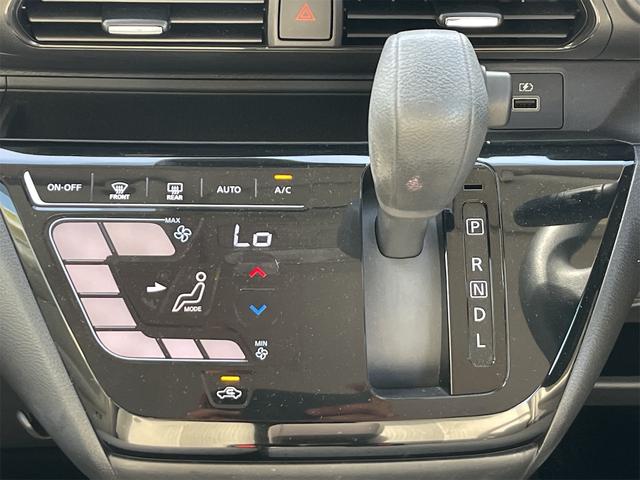 必ず使用するシフトレバー。確りと確認したいですね。