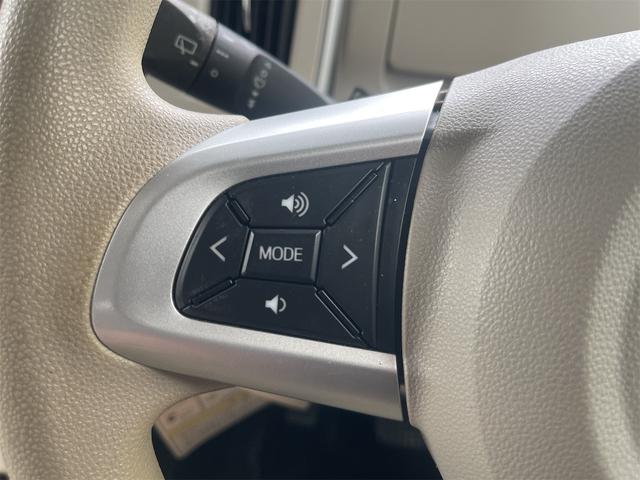 ハンドルにも目立つ傷や擦れは御座いません。目線を大きくそらすことなくボタンの操作を行うことができます。