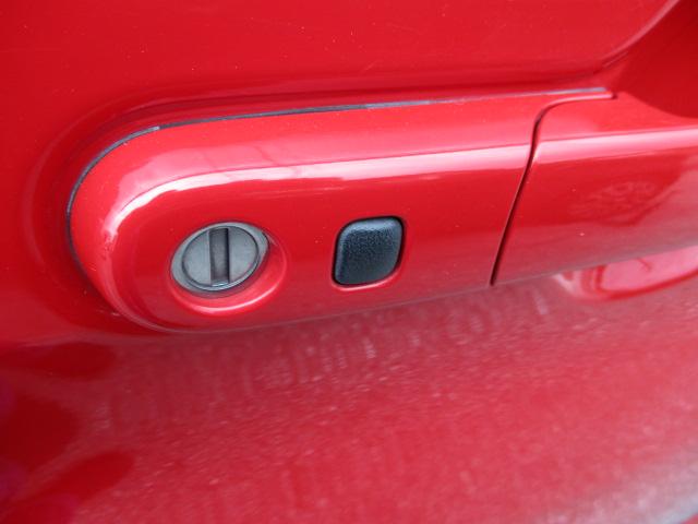 インテリジェントキーを携帯しているとき、作動範囲内でドアハンドルのリクエストスイッチを押せば全ドアの施錠・解錠ができます！