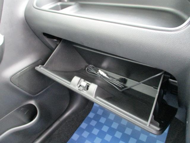 グローブボックスは車検証などの保管に適している収納ボックスです。