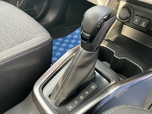 握りやすく手にフィットするシフトレバー★なめらかで低燃費な加速のＣＶＴです（＾＾）／