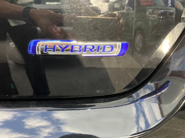 電気の力で燃費向上！マイルドハイブリッドシステム搭載☆減速時のエネルギーを利用して発電し、専用バッテリーに充電。加速時にはその電力を用いてモーターでエンジンをアシストし燃料消費を抑制します。