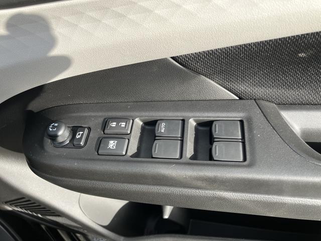 ドアトリムにはパワーウィンドウスイッチ、ドアロックスイッチ、ドアミラー角度調整スイッチが設置され操作も簡単（＾＿－）－☆
