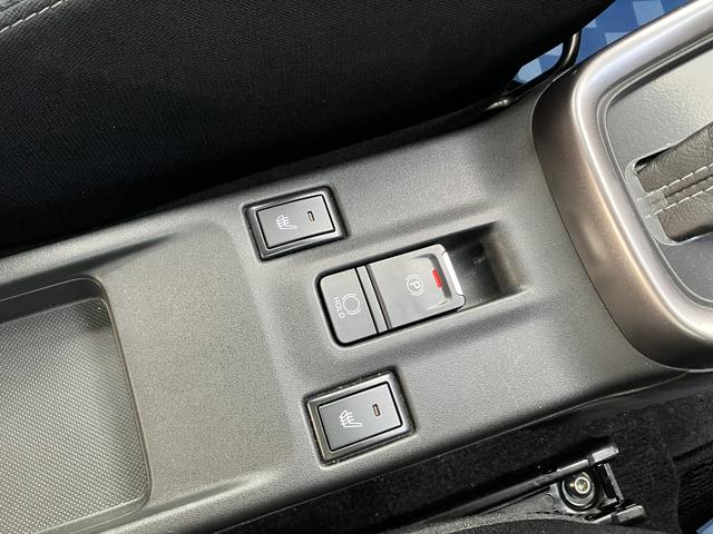 電動パーキングブレーキなので、ボタンひとつで、スマートに操作オートブレーキホールドを使うと信号待ちや渋滞でペダルから足を離しても、車がピタッと止まったままです☆