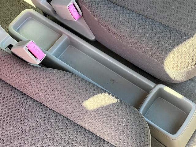 前席の間には小物置きとしてご使用いただけるスペースも御座います！
