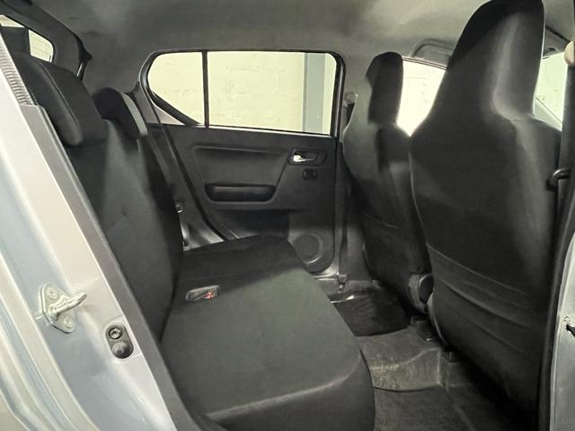 ●リアシート(軽乗用車とは思えない大空間を確保しております!大人2人乗っても広々使えます♪)