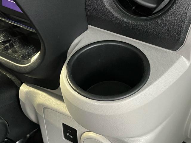 ●カップホルダー(運転席/助手席)500mLのペットボトルの他文具等の小物も収納できる掘りこみ式のホルダーです!