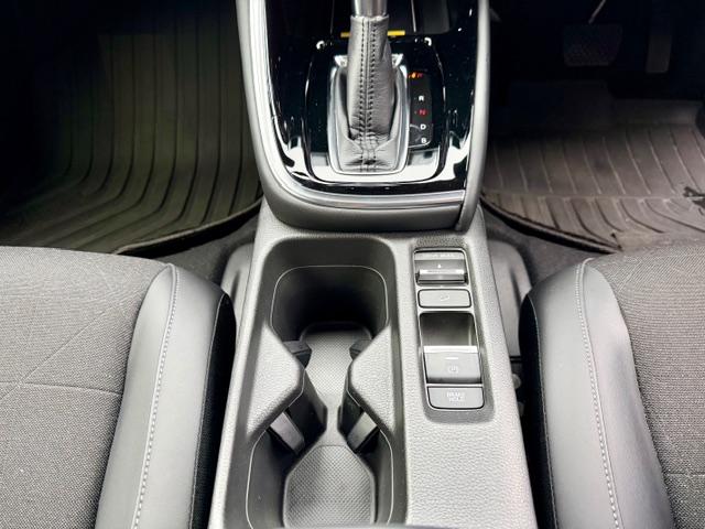 ヴェゼル ｅ：ＨＥＶ　Ｚ　ＯＰ１０年保証対象車　純正ナビ　パワーバックドア　ハーフレザー　ドラレコ前後　コーナーセンサー　電動パーキング　ブレーキホールド　置くだけ充電　レーダークルーズコントロール　シートヒーター　ＢＳＭ（26枚目）
