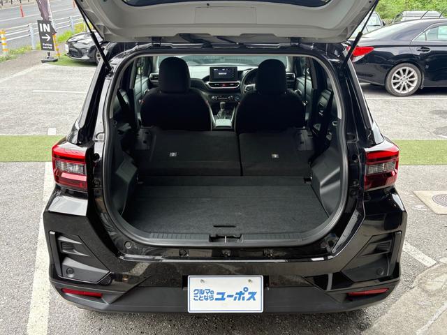 後席を倒すと長物もつめ込めます