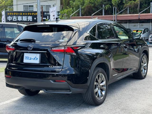 狭い道や慣れない場所での駐車も安心のコーナーセンサー付き