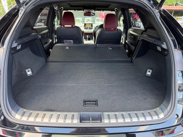 後席を倒すと大きな荷物も積み込み可能になります！