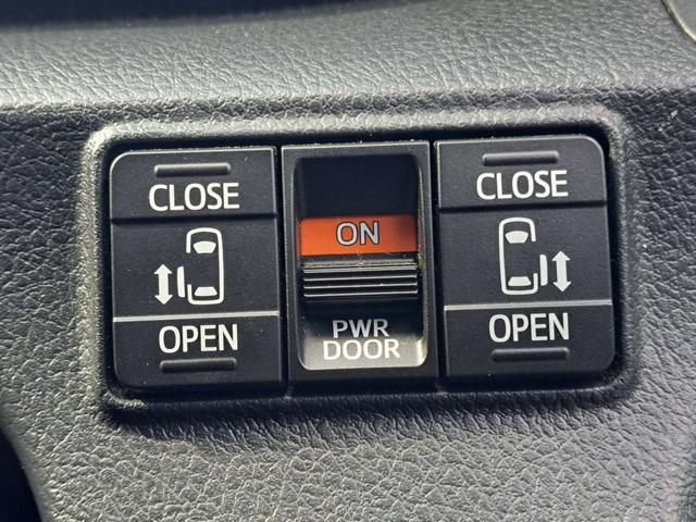 送迎時の乗り降りなどにうれしい両側電動スライドドア！