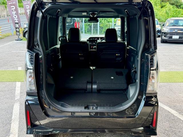 後席を倒すと長物もつめ込めます