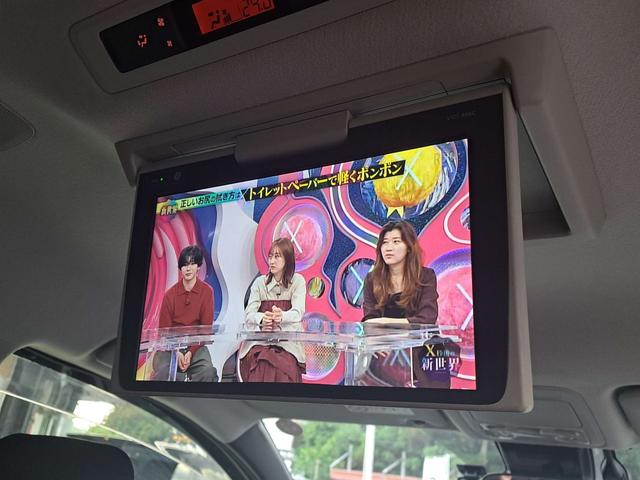 ドライブにうれしい純正１２．１インチ後席フリップダウンモニター