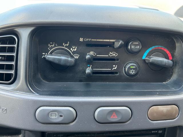 デリカスペースギア 　４ＷＤ車　リフトアップ　Ａ／Ｃ付き　シートカバー　オートマチック　アームレスト　内外装仕上げ済み　委託預かり車両　沖縄中古の為エンジン内部多少サビ腐食有り（4枚目）