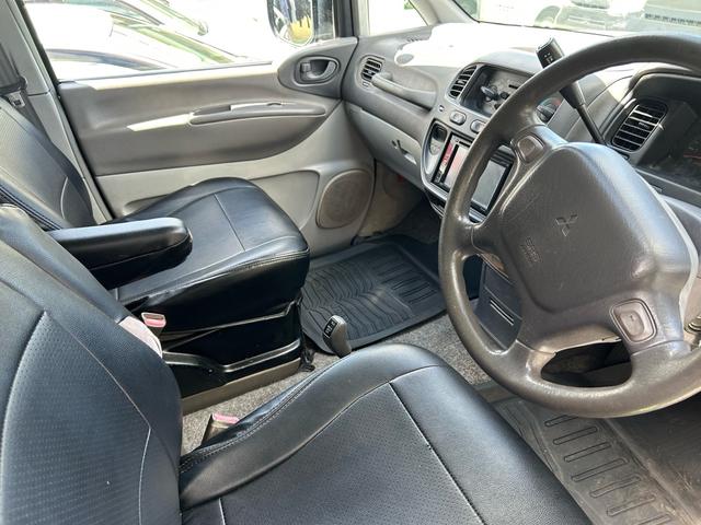 デリカスペースギア 　４ＷＤ車　リフトアップ　Ａ／Ｃ付き　シートカバー　オートマチック　アームレスト　内外装仕上げ済み　委託預かり車両　沖縄中古の為エンジン内部多少サビ腐食有り（6枚目）