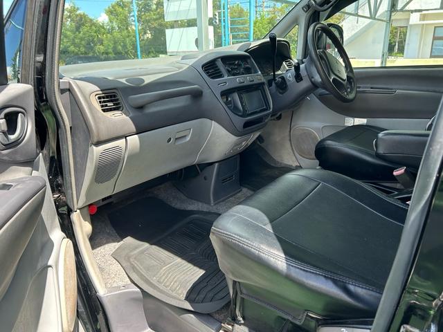 デリカスペースギア 　４ＷＤ車　リフトアップ　Ａ／Ｃ付き　シートカバー　オートマチック　アームレスト　内外装仕上げ済み　委託預かり車両　沖縄中古の為エンジン内部多少サビ腐食有り（8枚目）