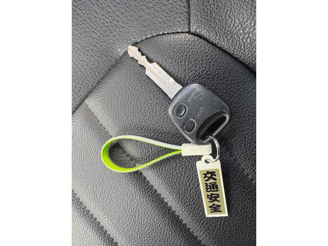 今や欠かせないアイテムとなったキーレス。もちろん付いています。直接キーを差し込まなくてもドアの施錠・開錠が出来ます。ドア回りのキズ防止にもなりますね