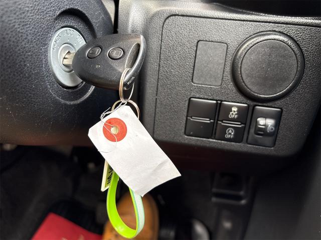 キーレスアクセス装備でドアの施錠もカギの差し込み不要です！