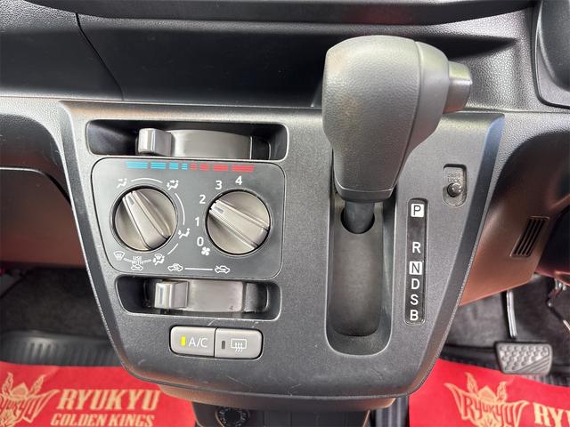 必ず使用するシフトレバー。確りと確認したいですね。