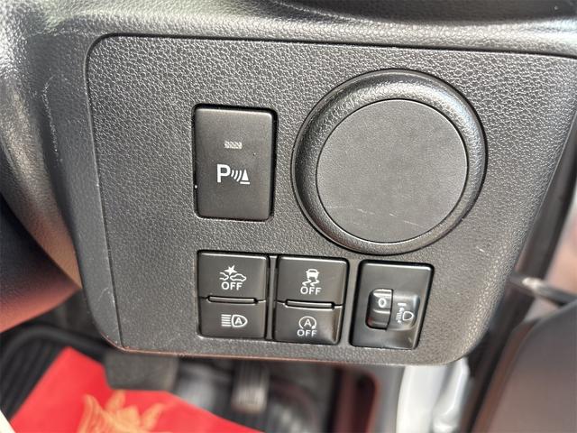 接触を未然に防ぐ、クリアランスソナー搭載です。車を守るためには必須のアイテムですね。