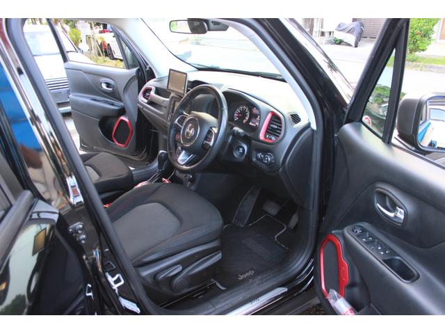 ジープ・レネゲード トレイルホーク　本土仕入れ　ディーラー車　ＥＴＣ　バックカメラ　Ｂｌｕｅｔｏｏｔｈ　パーキングセンサー　ポータブルナビ　ＵＳＢ　ＡＵＸ　ルーフレール（25枚目）