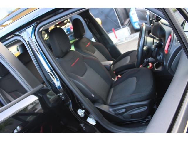 ジープ・レネゲード トレイルホーク　本土仕入れ　ディーラー車　ＥＴＣ　バックカメラ　Ｂｌｕｅｔｏｏｔｈ　パーキングセンサー　ポータブルナビ　ＵＳＢ　ＡＵＸ　ルーフレール（26枚目）