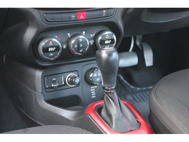 ジープ・レネゲード トレイルホーク　本土仕入れ　ディーラー車　ＥＴＣ　バックカメラ　Ｂｌｕｅｔｏｏｔｈ　パーキングセンサー　ポータブルナビ　ＵＳＢ　ＡＵＸ　ルーフレール（37枚目）